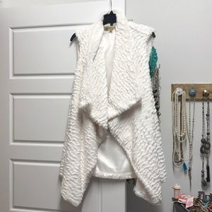 Womens faux fur vest- white size XL